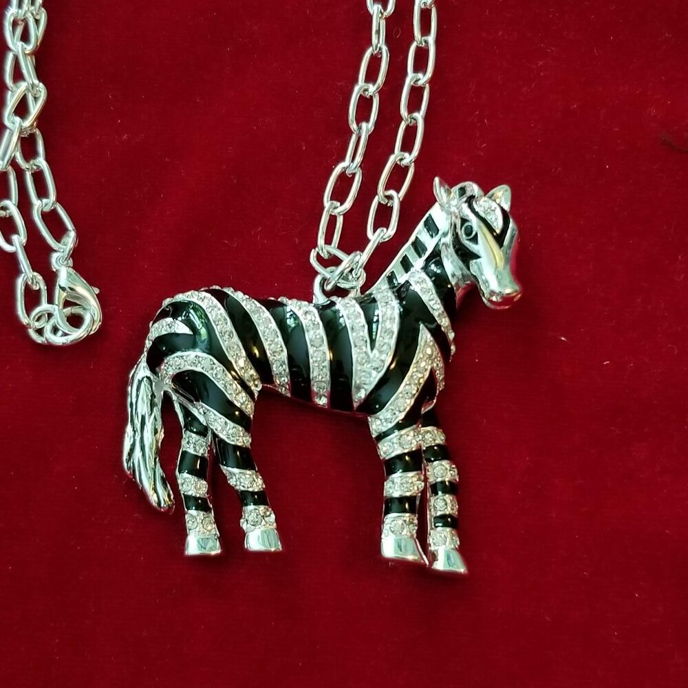 NWOT Large zebra necklace